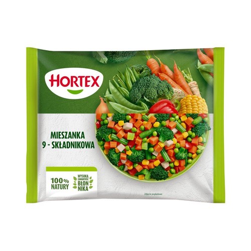 Opakowanie mrożonej mieszanki warzyw Hortex 9-składnikowej. Na zielonej torebce grafika miski z pokrojonymi warzywami.