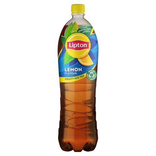 Przezroczysta butelka napoju Lipton Ice Tea Lemon, 1.5 litra, z żółtą zakrętką. Etykieta w kolorach niebieskim i żółtym, z napisem "LEMON FLAVOUR" i "FRUITY ICE TEA". Informacja o butelce 100% z recyklingu.