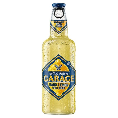 Butelka napoju piwnego Garage Hard Lemon o zawartości 4.5% alkoholu. Na niebieskiej etykiecie widnieje nazwa "Seth & Riley's Garage Hard Lemon Beer Drink" oraz grafika przekrojonej cytryny.