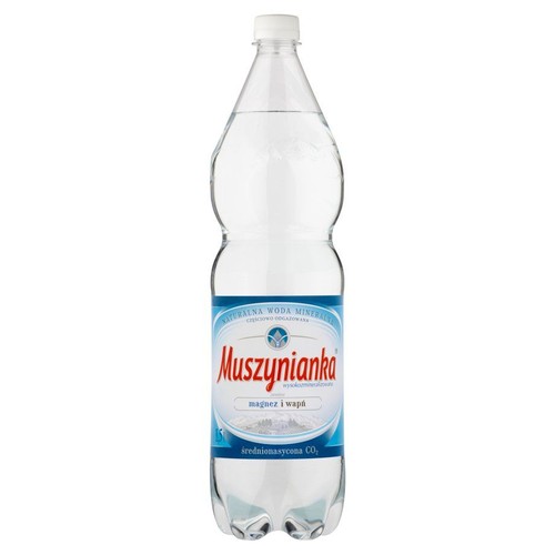 Pionowa, przezroczysta butelka 1.5 litra naturalnej wody mineralnej Muszynianka. Etykieta w odcieniach błękitu i bieli informuje o wysokiej mineralizacji, zawartości magnezu i wapnia oraz średnim nasyceniu CO2.