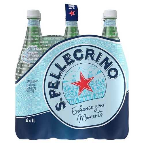 Zgrzewka sześciu szklanych butelek gazowanej naturalnej wody mineralnej S.Pellegrino, każda o pojemności 1 litra. Opakowanie zbiorcze w odcieniach błękitu i granatu z dużym logo S.Pellegrino, czerwoną gwiazdą i hasłem "Ulepsz swoje chwile".