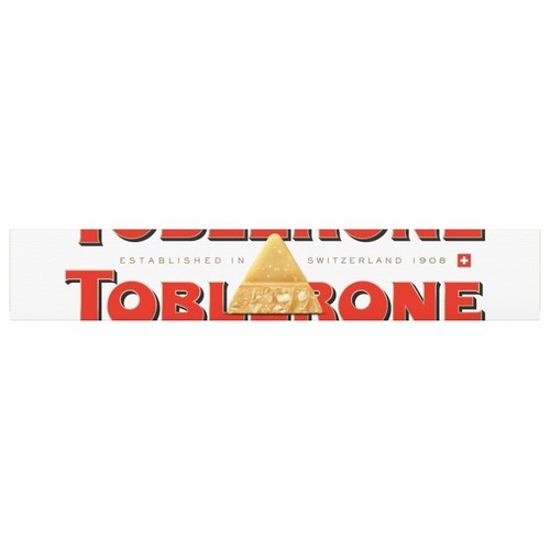 Opakowanie czekolady Toblerone, z czerwonym logo i informacją "Założono w Szwajcarii 1908" oraz flagą Szwajcarii. Na opakowaniu znajduje się jeden trójkątny kawałek czekolady z chrupiącymi kawałkami nugatu.