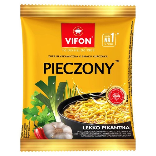 Zupa błyskawiczna Vifon o smaku pieczonego kurczaka. Żółta paczka z grafiką makaronu, pora, czosnku i papryczek.