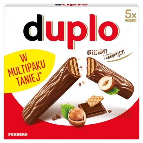 Produkt Ferrero: Duplo, multipak 5 batoników. Białe pudełko z czerwonym spodem. Widoczne dwa batony oblane czekoladą, jeden przełamany, z widocznym wafelkiem. Obok orzechy laskowe, kawałek czekolady i wafelka. Napis: "W multipaku taniej!".