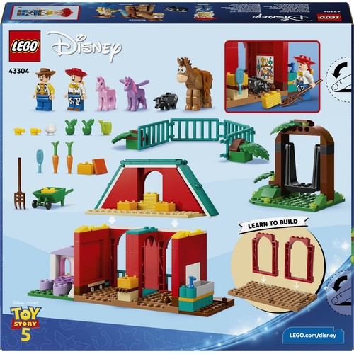 Opakowanie zestawu LEGO 43304 z serii Disney Toy Story 5. Widoczne są figurki Woody'ego i Jessie, koń, dwa jednorożce, świnia, elementy stajni, ogrodzenia, huśtawka, wózek i narzędzia. Wyróżniono sekcję "Naucz się budować".