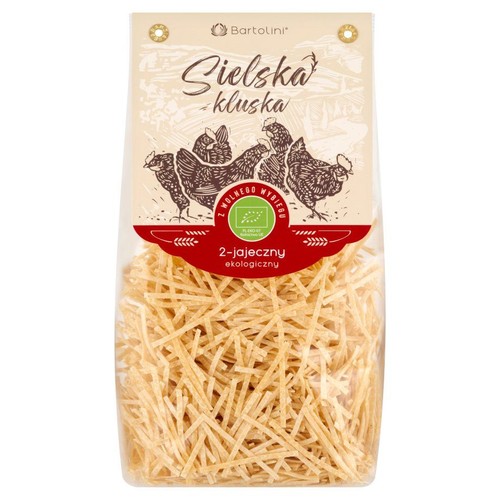 Opakowanie ekologicznego makaronu Bartolini Sielska Kluska. Makaron 2-jajeczny, wyprodukowany z jaj kur z wolnego wybiegu. Przezroczysta folia ukazuje jasne, krótkie nitki. Górna część etykiety przedstawia ilustrację kur.