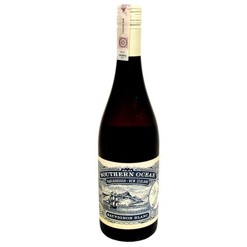 Elegancka butelka wina Southern Ocean Sauvignon Blanc z Marlborough, Nowa Zelandia. Na etykiecie znajduje się szczegółowa grafika przedstawiająca żaglowiec na morzu z wyspą w oddali. Górna część butelki ma jasną banderolę.