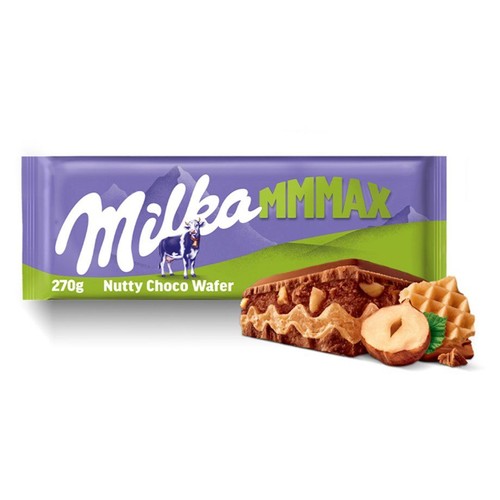 Produkt Milka Nutty Choco Wafer 270g. Fioletowe opakowanie z białym napisem Milka i wizerunkiem krowy. Obok opakowania widoczny jest przekrój wafelka z warstwami czekolady i orzechów. Obok leży cały orzech laskowy i kawałek wafla.