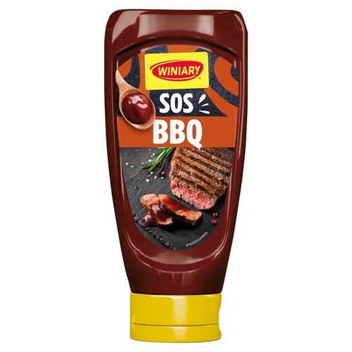 Brązowa butelka sosu BBQ Winiary z żółtą nakrętką. Na etykiecie grafika sosu na łyżce i grillowanego steku.
