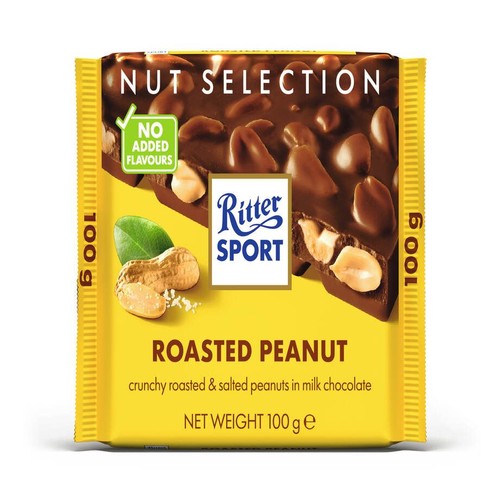 Czekolada Ritter Sport Roasted Peanut w żółtym opakowaniu. Zawiera prażone i solone orzeszki ziemne w czekoladzie mlecznej. Waga 100 g. Na opakowaniu widoczny przekrój czekolady z orzechami i informacja "Bez dodatku aromatów".