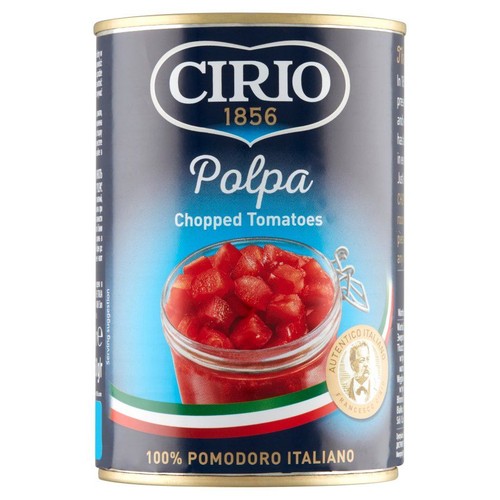 Produkt spożywczy: puszka krojonych pomidorów Cirio Polpa. Etykieta w kolorze granatowym z białym napisem "CIRIO 1856" i "Polpa Chopped Tomatoes". Grafika przedstawia słoik z czerwonymi, pokrojonymi pomidorami.
