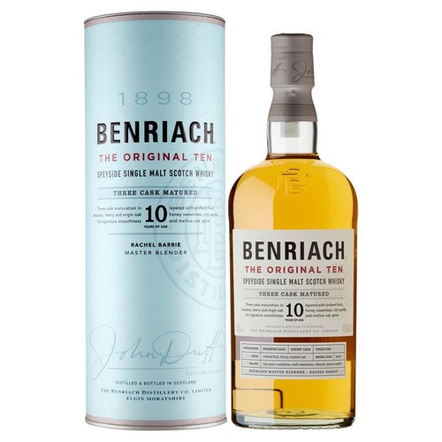 Butelka 10-letniej szkockiej whisky słodowej single malt Benriach The Original Ten, dojrzewającej w trzech beczkach. Obok cylindryczne, jasnoniebieskie opakowanie z logo i informacjami o produkcie.