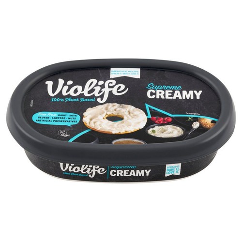 Roślinny krem Violife Supreme Creamy w czarnym, owalnym opakowaniu. Bez nabiału, soi, glutenu, laktozy.