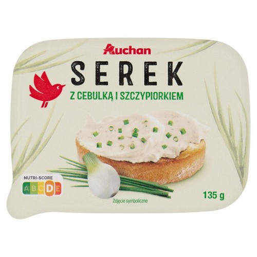 Serek Auchan z cebulką i szczypiorkiem, 135 g. Białe opakowanie z zielonymi akcentami i grafiką kanapki.