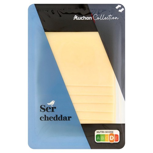 Opakowanie sera cheddar w plastrach, marki Auchan Collection. Widoczne jasnożółte, prostokątne plastry.