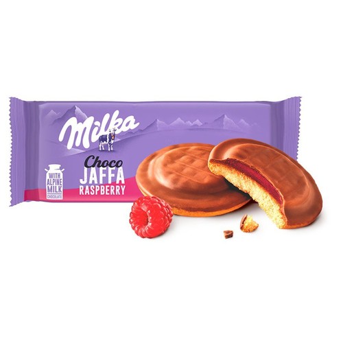 Milka Choco Jaffa Raspberry: czekoladowe ciastka z nadzieniem malinowym. Jedno przekrojone, obok świeża malina.