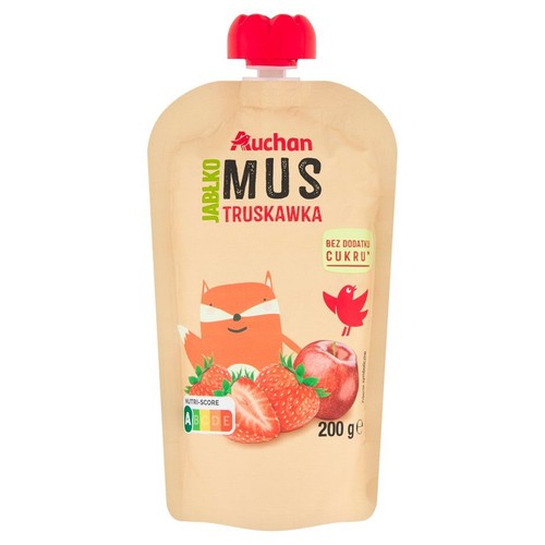 Mus owocowy Auchan Jabłko Truskawka w beżowej saszetce typu doypack z czerwoną nakrętką. Na opakowaniu grafika uśmiechniętego lisa, czerwonego ptaka, świeżych truskawek i jabłka. Produkt bez dodatku cukru. Waga netto 200 gramów.