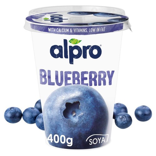 Kubek Alpro Blueberry 400g, napój sojowy z wapniem i witaminami, o niskiej zawartości tłuszczu. Na etykiecie duża borówka.