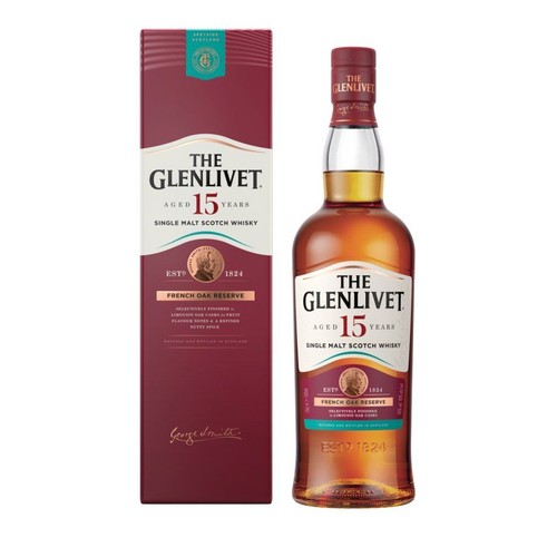 Butelka The Glenlivet Aged 15 Years Single Malt Scotch Whisky French Oak Reserve, założonej w 1824 roku, obok pasującego bordowego pudełka z białymi i złotymi detalami. Widoczny podpis George'a Smitha na opakowaniu.