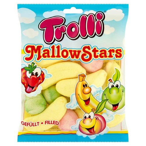 Opakowanie pianek nadziewanych Trolli MallowStars. Widoczne są pianki w kształcie bananów, a także różowe i zielone. Design opakowania zawiera wesołe, skrzydlate postacie owoców, takie jak truskawka i banan, na tle błękitnego nieba z chmurami.