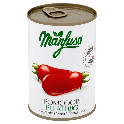 Konserwa Manfuso Pomidory Pelati Bio. Etykieta jest biała, z zielonym napisem "Manfuso" i rysunkiem dwóch czerwonych pomidorów. Zawiera informację "Wyprodukowano z włoską jakością" i "100% pomidorów".