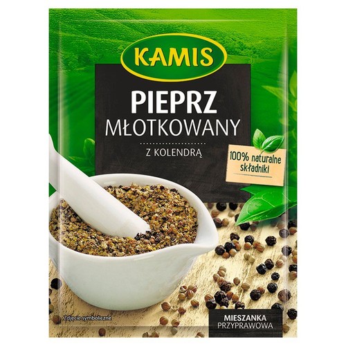 Zielona torebka Kamis Pieprz Młotkowany z Kolendrą. Na opakowaniu moździerz z przyprawą i rozsypane ziarna pieprzu.