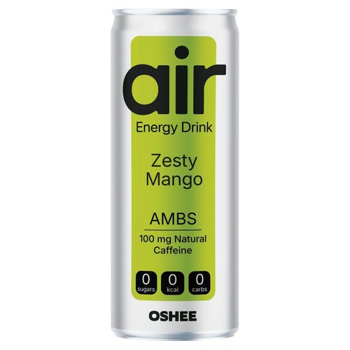 Srebrna puszka napoju energetycznego Air Zesty Mango marki OSHEE. Na zielonej etykiecie widnieje nazwa produktu, informacja o 100 mg naturalnej kofeiny oraz wartościach odżywczych: 0 cukrów, 0 kcal i 0 węglowodanów.