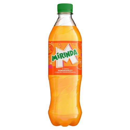 Pomarańczowa Mirinda w przezroczystej butelce z zieloną zakrętką. Na etykiecie widnieje informacja o smaku pomarańczowym.