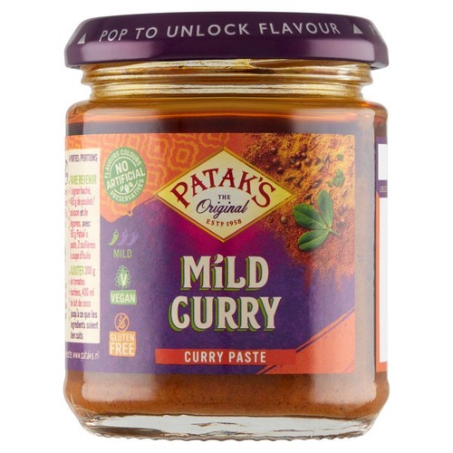 Słoik łagodnej pasty curry Patak's The Original. Na fioletowo-pomarańczowej etykiecie napis "Mild Curry Paste".