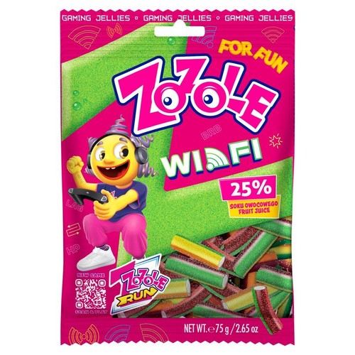 Różowo-zielone opakowanie żelków ZOOLE Wi-Fi Gaming Jellies, 75g. Na froncie uśmiechnięta, żółta postać gracza w słuchawkach i z kontrolerem. Widoczne wielokolorowe żelki w kształcie pasków. Produkt zawiera 25% soku owocowego.