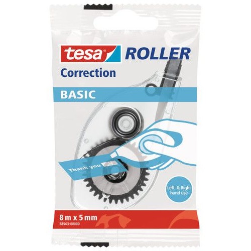 Białe opakowanie korektora Tesa Roller Correction Basic. Zawiera 8 metrów taśmy korygującej o szerokości 5 mm. Grafika przedstawia dłoń używającą korektora. Produkt jest uniwersalny, dla lewo- i praworęcznych.