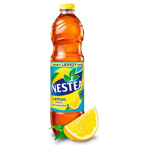 Butelka Nestea o smaku cytrynowym z żółtą nakrętką. Na etykiecie napis "Nestea Lemon" i "Bez słodzików". Obok butelki plaster cytryny.