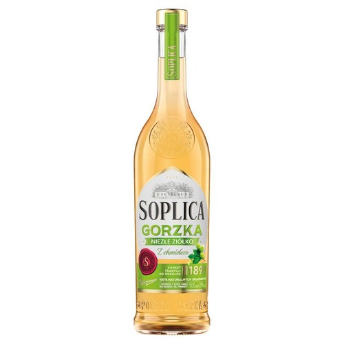 Butelka Soplica Gorzka z Chmielem o pojemności 500 ml. Przezroczysta szklana butelka z jasnym płynem. Etykieta w kolorach białym i zielonym zawiera nazwę produktu, grafikę chmielu oraz informację o 100% naturalnych składnikach.