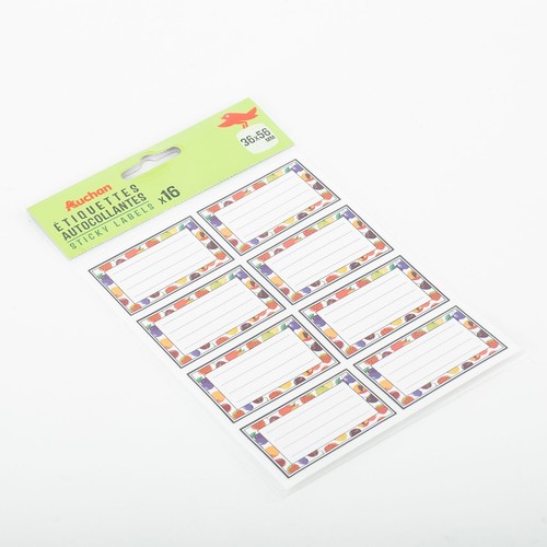 Zestaw 16 samoprzylepnych etykiet Auchan, każda 36x56 mm, z białą powierzchnią do pisania i kolorowym owocowym obramowaniem.