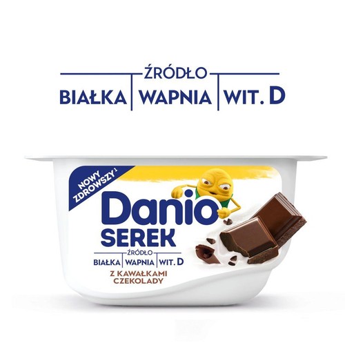 Opakowanie serka Danio z kawałkami czekolady. Produkt jest źródłem białka, wapnia i witaminy D. Na etykiecie maskotka.