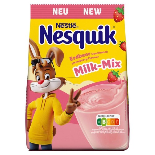 Nowość: Nesquik Milk-Mix o smaku truskawkowym w żółto-różowym opakowaniu. Widoczny królik Nesquik i szklanka różowego napoju.