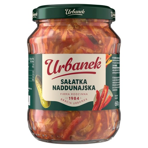 Sałatka Naddunajska Urbanek w przezroczystym słoiku z zieloną zakrętką. Etykieta z logo Urbanek i informacją "Firma Rodzinna od 1984 r.". Produkt zawiera mieszankę warzyw, w tym paprykę i cebulę. Masa netto 680g.