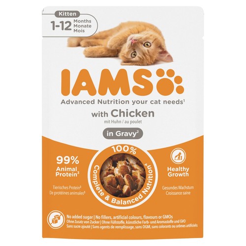 Karma IAMS dla kociąt, kurczak w sosie. Opakowanie z wizerunkiem rudego kociaka i miską pełną jedzenia. Bez cukru i sztucznych dodatków.
