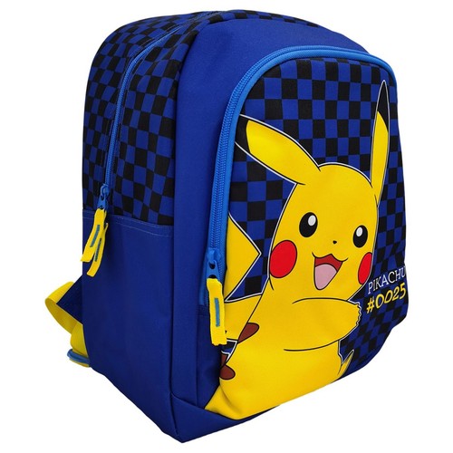 Niebiesko-czarny plecak z motywem Pikachu. Ma niebiesko-czarną szachownicę i żółte suwaki.