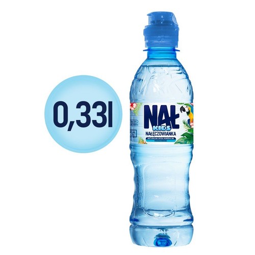 Butelka naturalnej wody mineralnej Nałęczowianka Kids o pojemności 330 ml. Przezroczysta butelka z niebieskim korkiem sportowym. Etykieta z napisem "Nałęczowianka Kids", kolorową grafiką papugi i zielonych liści tropikalnych.