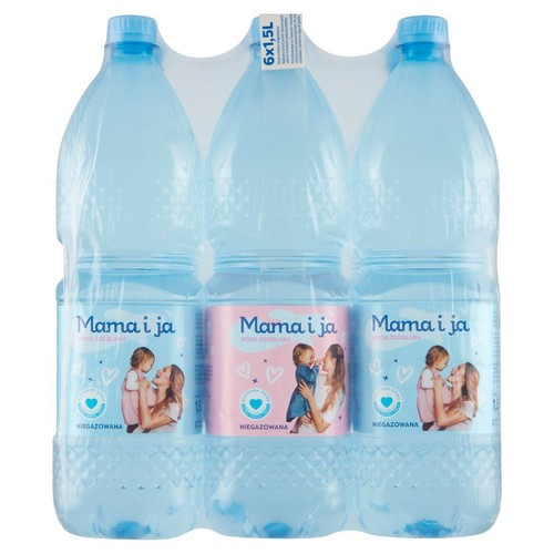 Sześć plastikowych butelek niegazowanej wody źródlanej Mama i ja, po 1,5 litra każda, w zgrzewce.
