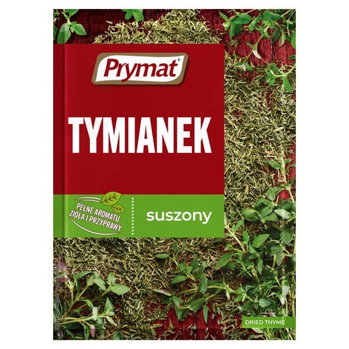 Czerwono-zielone opakowanie Prymat Tymianek suszony. Obok rozsypany suszony tymianek i świeże gałązki zioła.