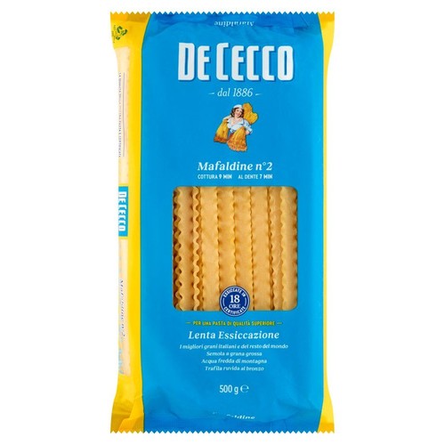 Opakowanie makaronu De Cecco Mafaldine n°2 o wadze 500g. Niebiesko-żółta paczka z przezroczystym okienkiem, przez które widać makaron z falistymi brzegami. Na opakowaniu logo De Cecco, informacja o powolnym suszeniu i certyfikacji 18 godzin.