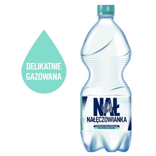 Przezroczysta, profilowana butelka naturalnej wody mineralnej Nałęczowianka, delikatnie gazowanej. Ma jasnoniebieską zakrętkę i biało-niebieską etykietę z nazwą produktu oraz informacją o gazowaniu.