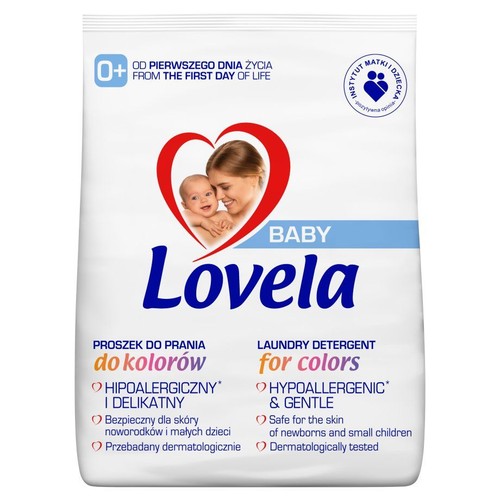 Białe opakowanie proszku Lovela Baby do prania kolorowych ubranek. Odpowiedni od pierwszego dnia życia, przebadany dermatologicznie.