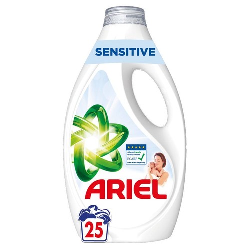 Biała butelka płynu do prania Ariel Sensitive. Na etykiecie zielone logo, kobieta z dzieckiem i informacja o 25 praniach.