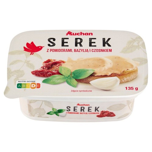 Pojemnik serka Auchan o smaku pomidorów, bazylii i czosnku. Na etykiecie widnieje nazwa i masa netto 135 g.