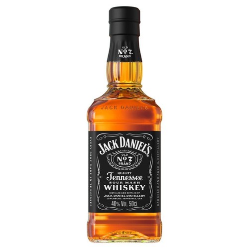 Butelka whiskey Jack Daniel's Old No. 7 Brand, Tennessee Sour Mash, 500 ml. Zawartość alkoholu 40%. Czarna etykieta z białymi napisami, w tym "Old No. 7 Brand" i "Lynchburg, Tennessee, USA". Czarna zakrętka.