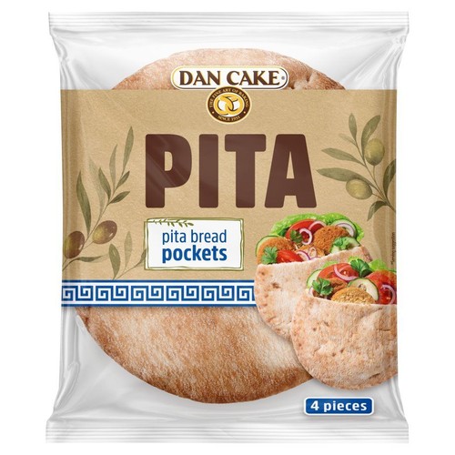 Dan Cake Pita bread pockets, 4 sztuki. Produkt w przezroczystym opakowaniu. Etykieta w kolorze brązowym z logo Dan Cake, napisem "PITA" i "pita bread pockets". Widoczne są oliwki oraz przykładowe podanie chlebków z farszem.