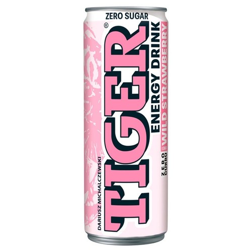 Puszka napoju energetycznego Tiger Wild Strawberry Zero Sugar. Jasnoróżowe tło z różowym logo i napisem "ENERGY DRINK".